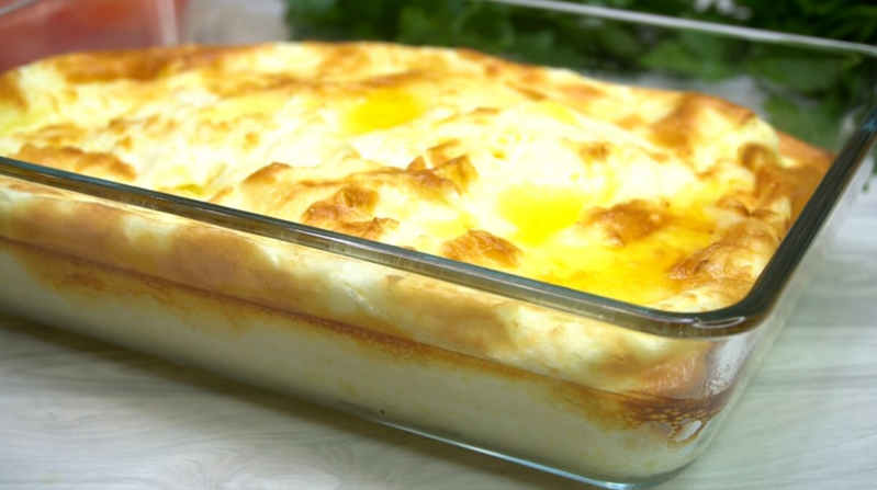 Такой творожный завтрак не успевает остыть. Омлет с творогом получается нежный и пышный, с рыхлой структурой