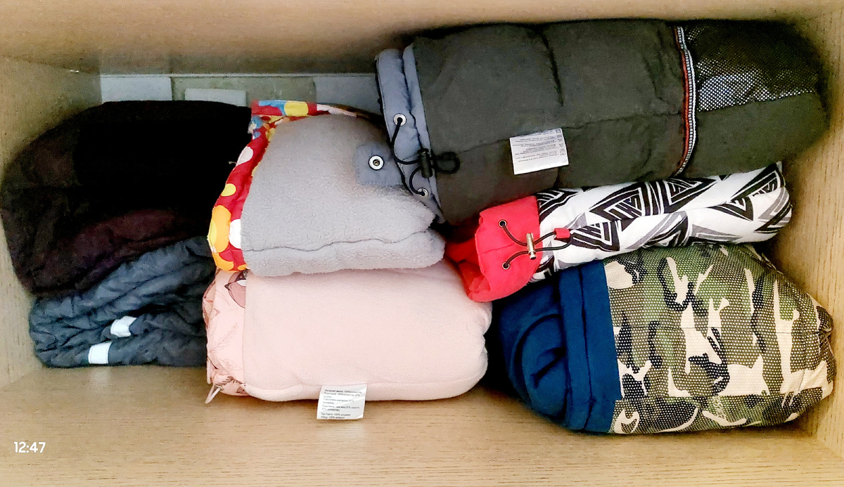 Складываем компактно и раскладываем одежду по полкам