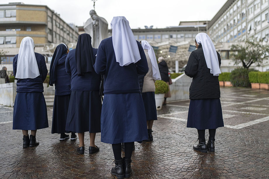 Верующие молятся перед больницей Gemelli, в которой лечится папа римский Франциск. | Фото: Mosa'ab Elshamy/AP/TASS