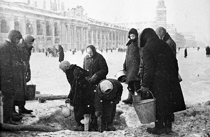 Люди берут воду в Блокадном Ленинграде