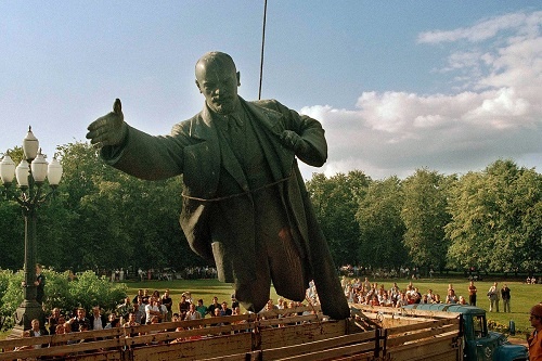 Снос памятника Ленину в Вильнюсе