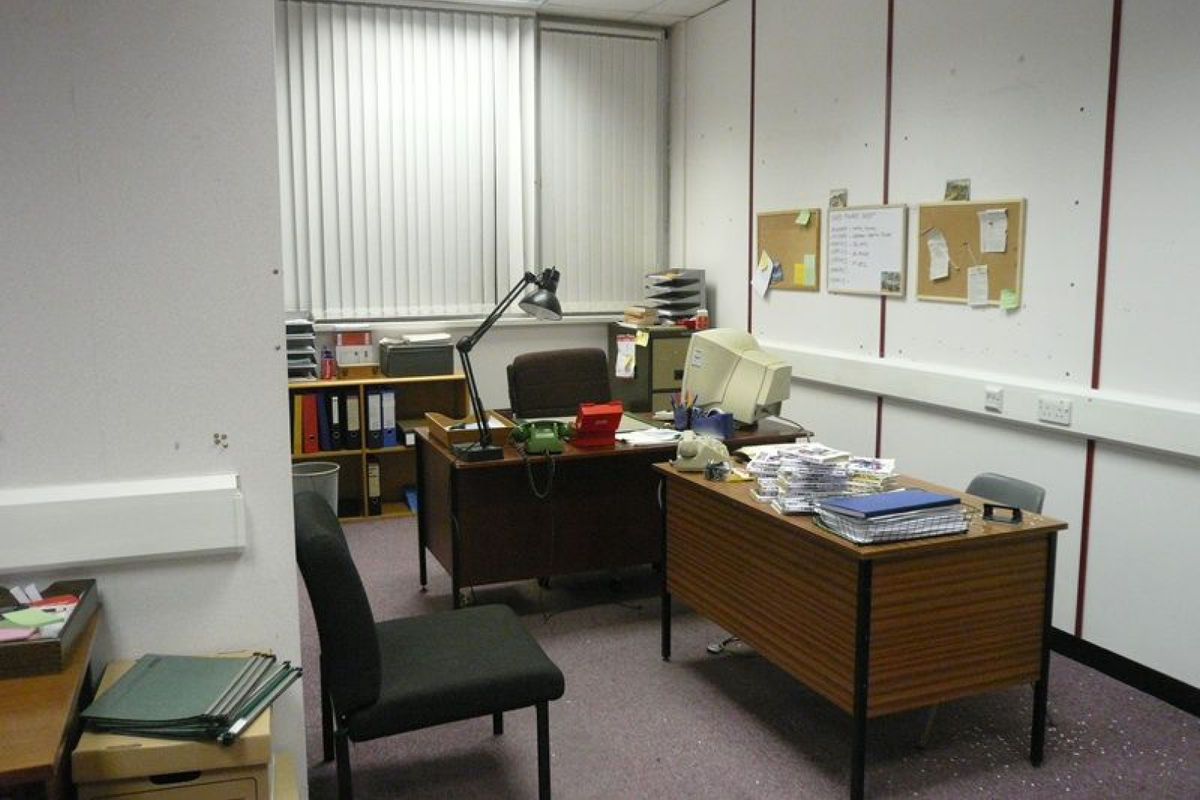 Боль офисов того времени — папки с бумагами. Их было огромное количество, и всем нужно было найти место. Источник фото: Pinterest, Richmondes.