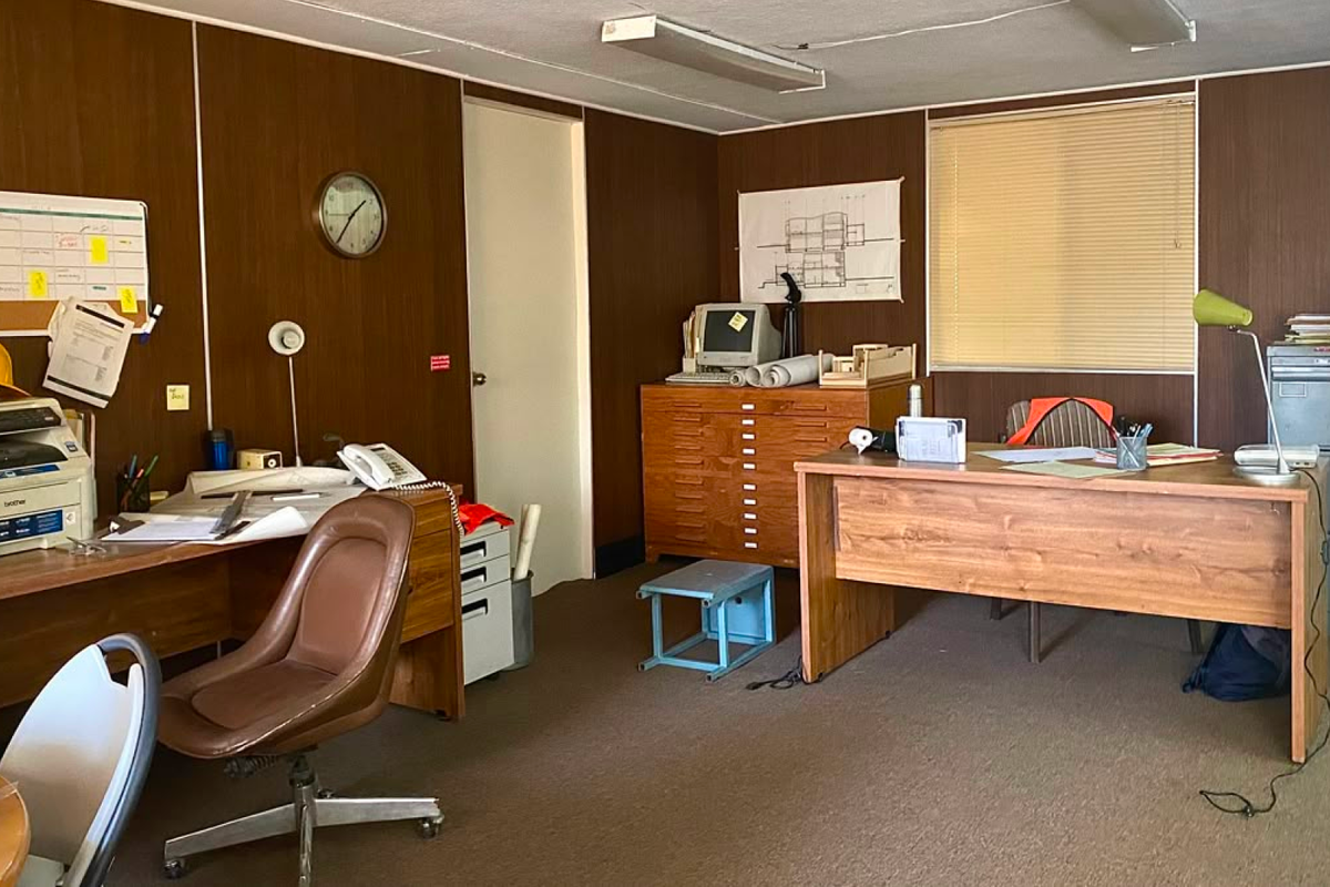 В организации интерьеров обходились без помощи дизайнеров: закупали мебель под потребности и делали ремонт из материалов, которые подошли по бюджету. Источник фото: Pinterest, julio gomez trevilla.