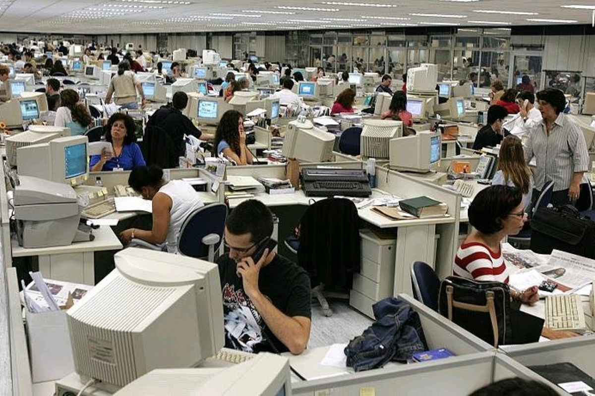 Компании с большим штатом расставляли столы с перегородками по всей площади: это оказалось практичным решением, ведь так можно разместить даже сотню сотрудников. Это было время, когда в офисах не заботились о дистанции и тишине. Источник фото: Pinterest, cley scholz.