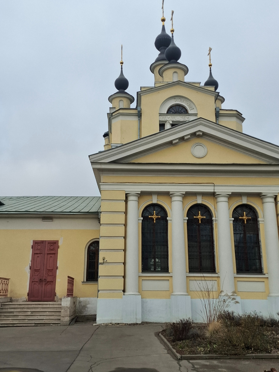 Храм рядом с офисом. Фото из личного архива.