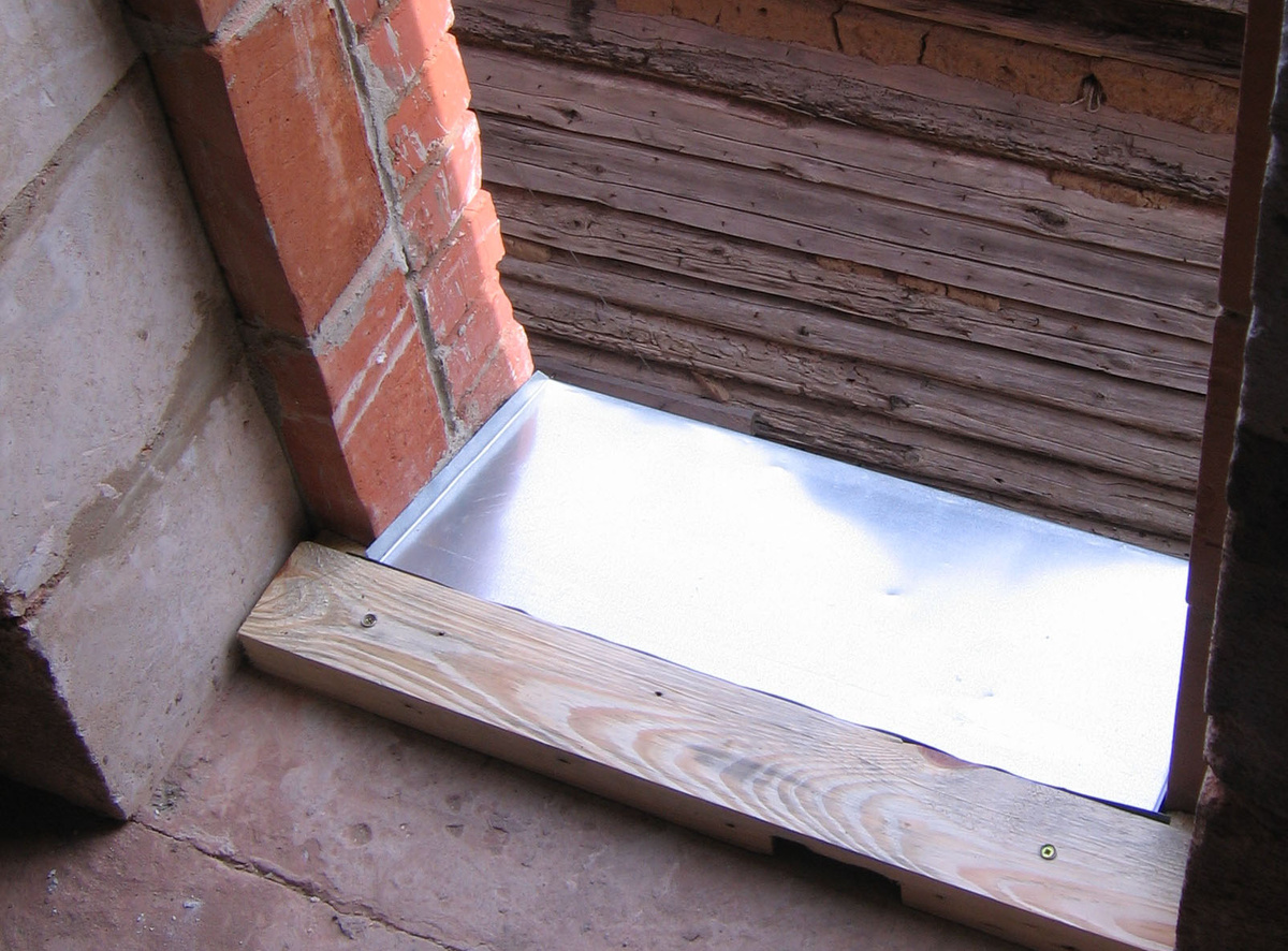 Установка отлива на дюбель и 2 самореза в проеме балконной двери