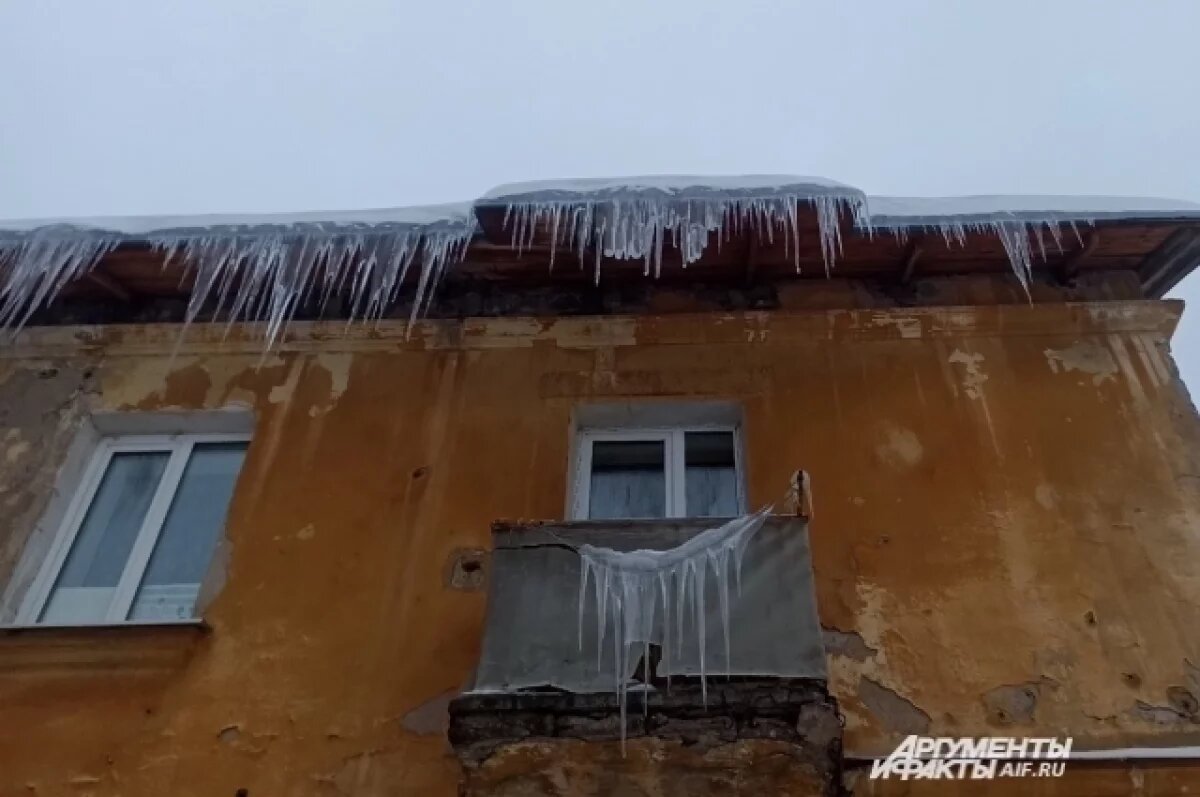    Три человека поучили травы от падения снега с крыш