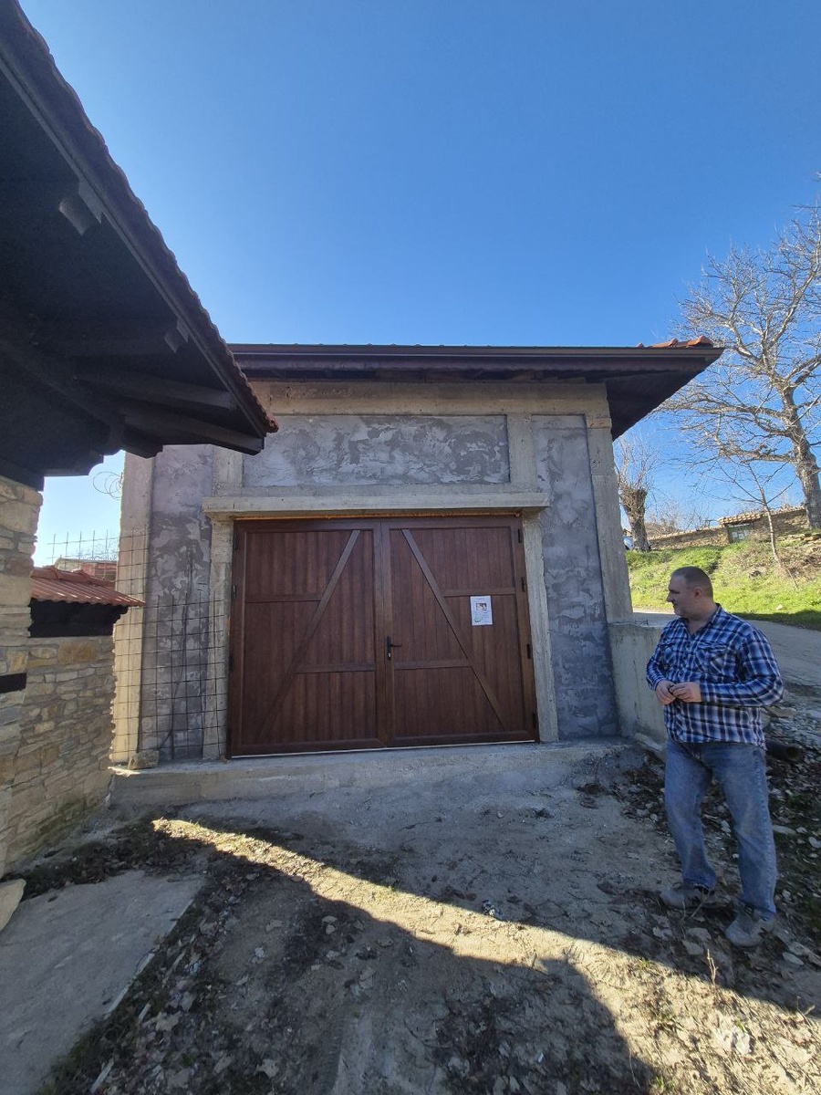 Скромный гараж.