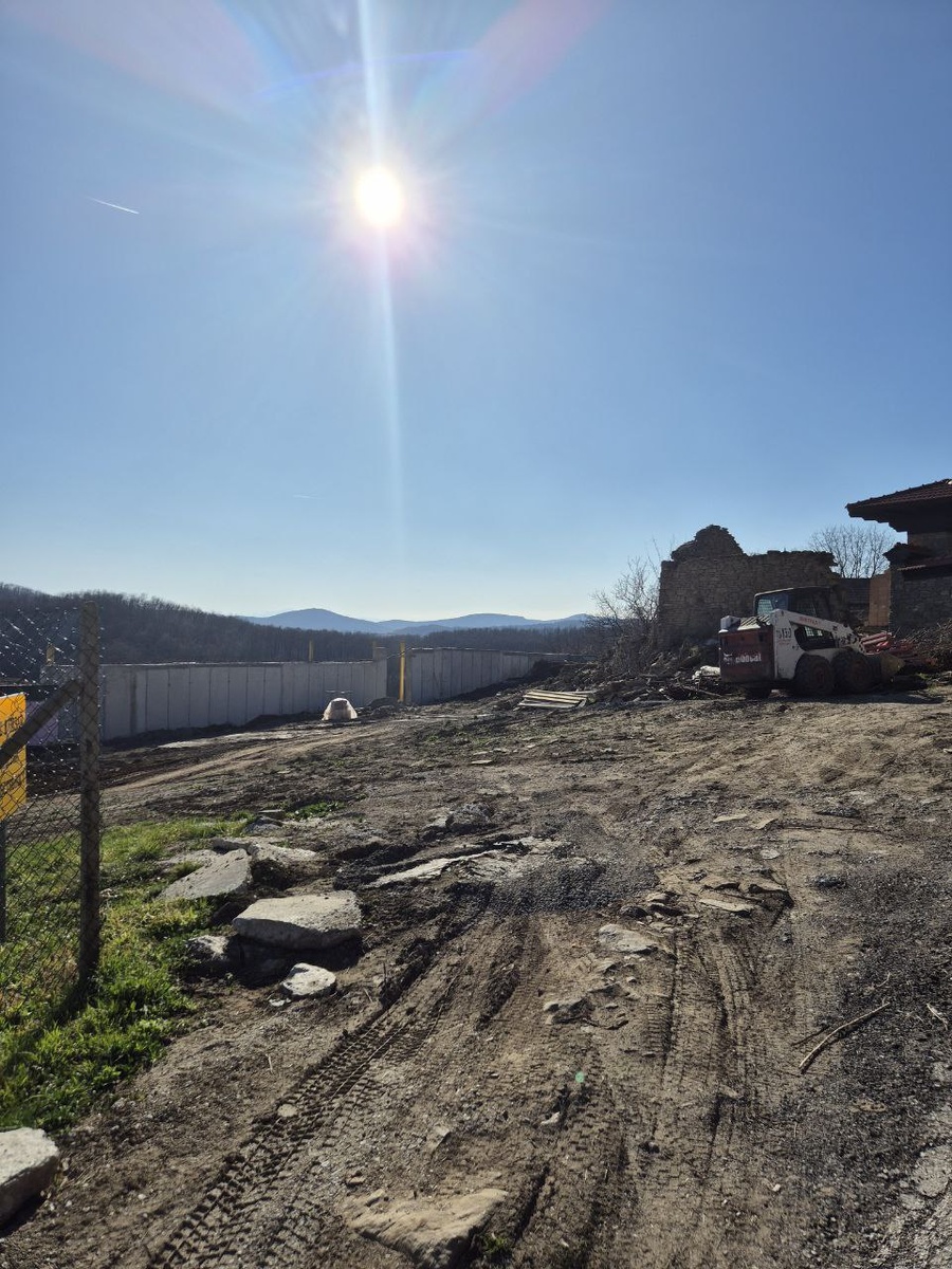 А это, собственно - за воротами. Судя по всему, Доктор хочет выровнять участок, село то на склоне горы. Тоже непростой такой челлендж.