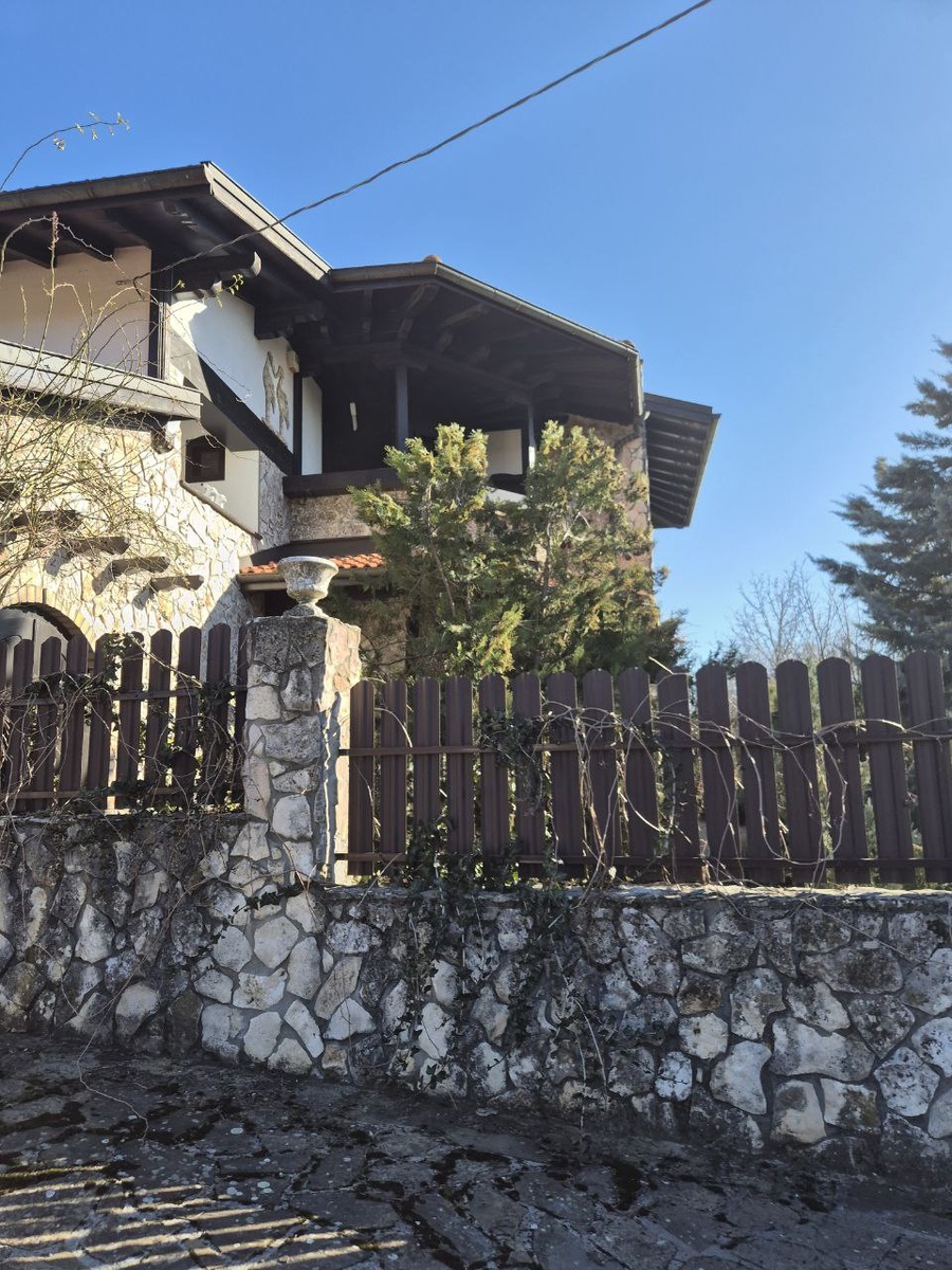 Из камня красиво выложены и заборы, и дома.