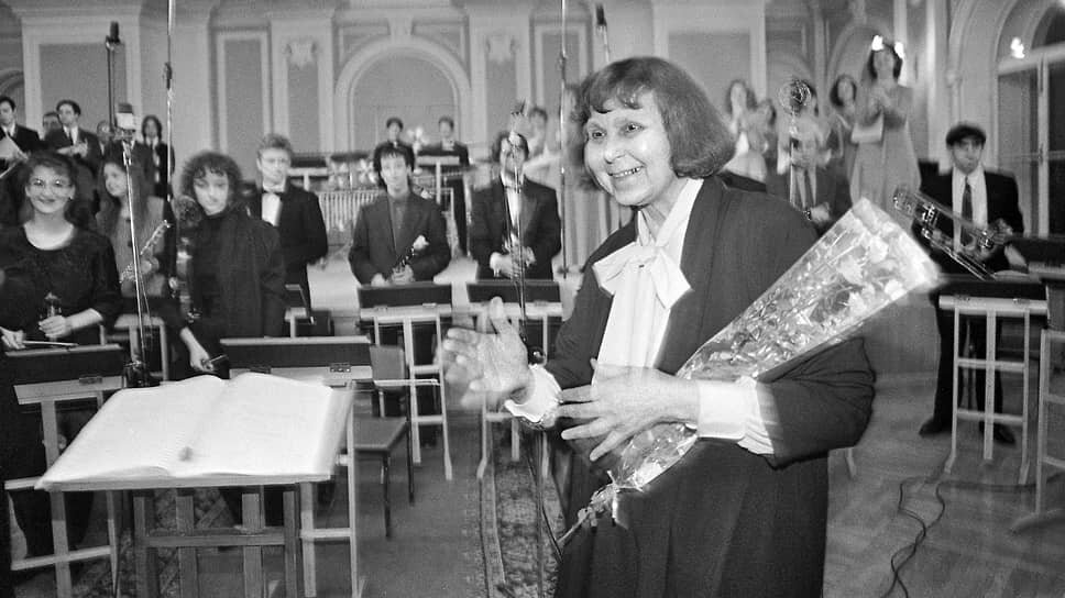 София Губайдулина после окончания концерта в Москве (1995 год). .📷Фото: Александр Курбатов / Коммерсантъ