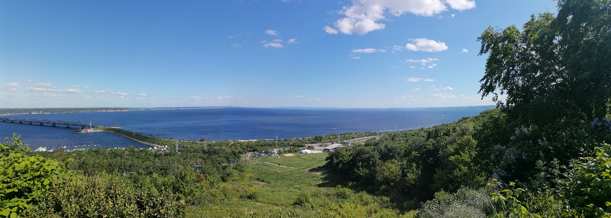 Чего говорить- ресурсы здесь есть. Одна только великая река Волга чего стоит, горы, песок... Много всего есть в этих местах