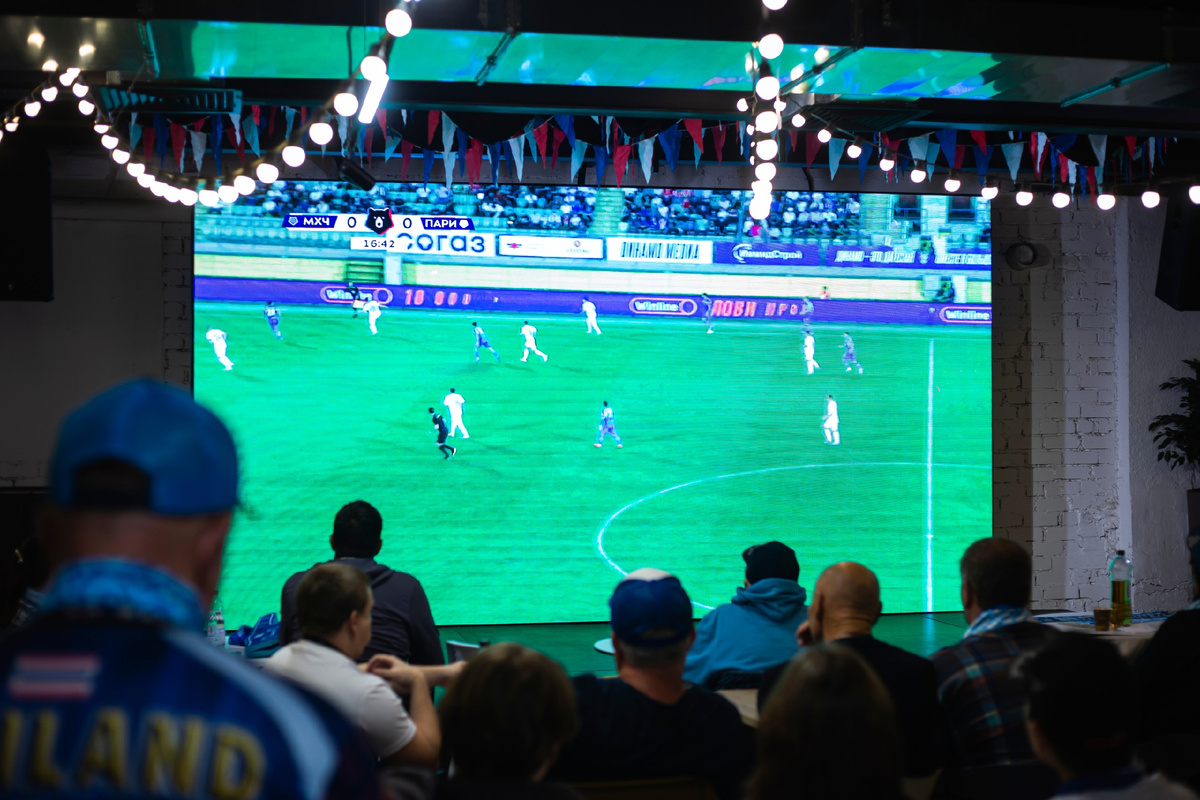 Трансляция футбола в ЦУМе