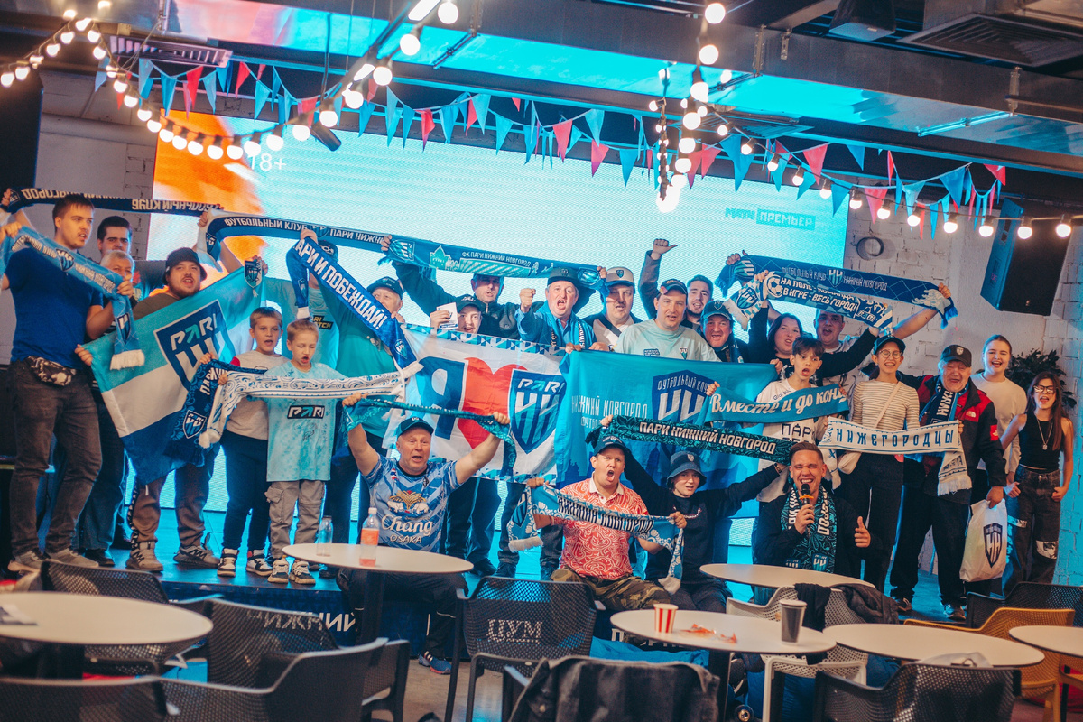 Болельщики "Пари НН" в фан-зоне клуба в ЦУМЕ