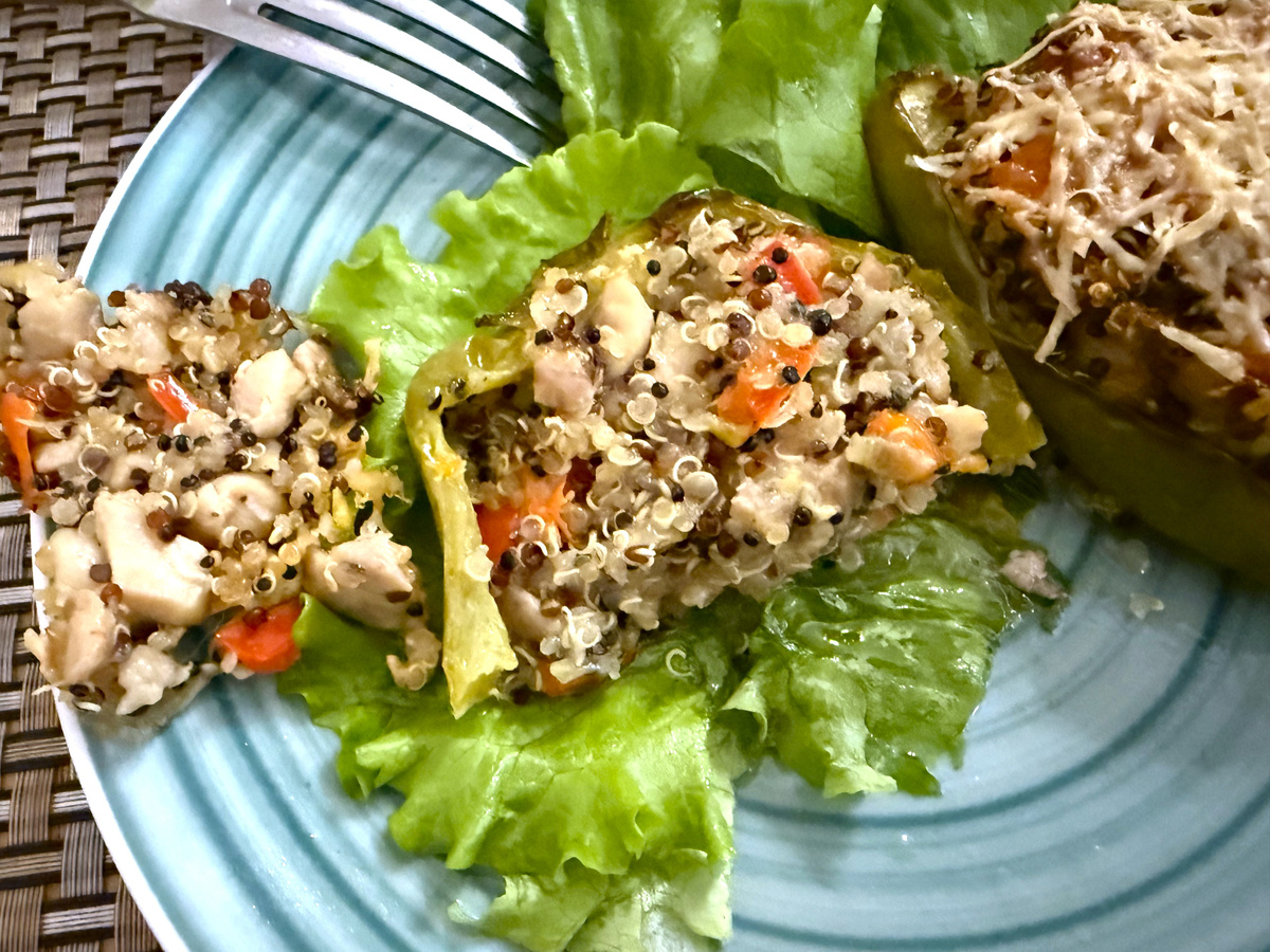 вот такой нарядный перец, фаршированный киноа с перцем и курицей