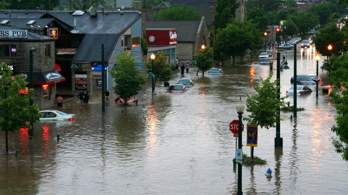 В районах, пострадавших от наводнения в Судже, нашли десятки человек, пропавших без вести, которые все это время считались погибшими. Это означает, что десятки семей скоро воссоединятся со своими родными после полугодичной неопределенности.