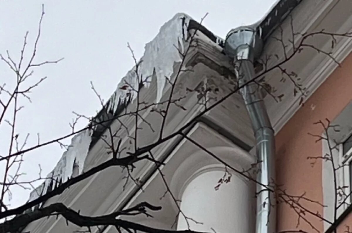    Южноуральцам рассказали, куда жаловаться на снег и падающие сосульки с крыш