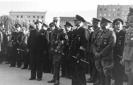 
 Глава «Эстонского самоуправления» Х.Мяэ (слева, в шляпе)
и немецкий генеральный комиссар Эстонии К.З.Литцман (справа, в форме оберфюрера СА)
на праздновании Дня свободы Эстонии в сквере. Таллинн, 28 августа 1942 г.