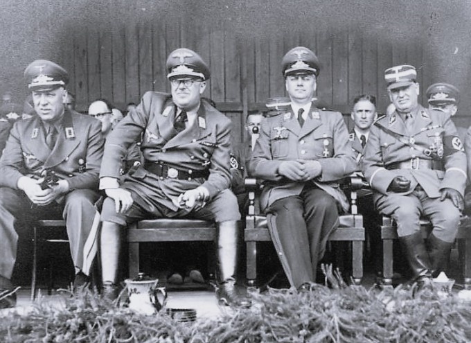 
 Руководство рейхскомиссариата «Остланд», Рига, 1942 г.
Слева направо: генеральный комиссар Латвии О.Дрекслер;
министр по делам оккупированных восточных территорий А.Розенберг;
окружной комиссар г. Елгава барон Вальтер фон Медем.