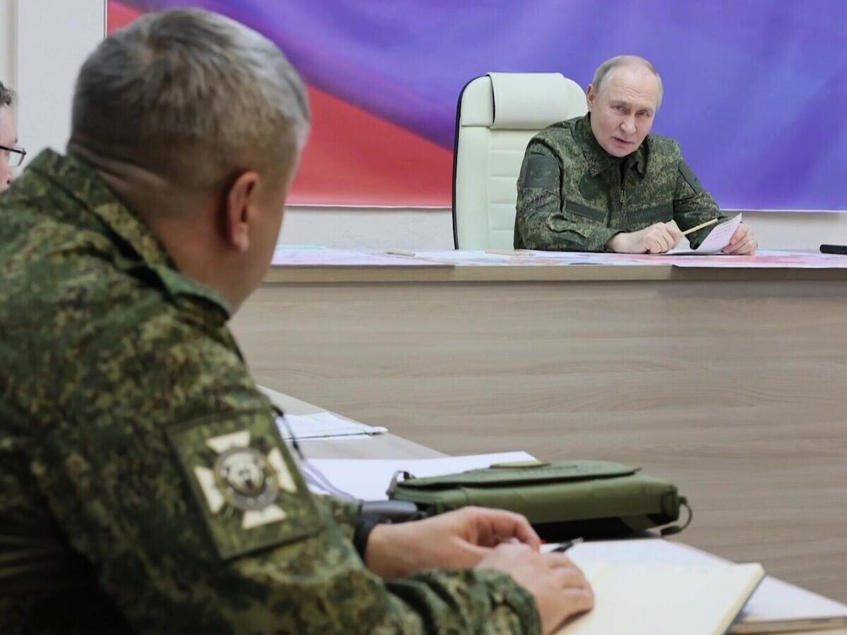    Президент Владимир Путин провел совещание на одном из пунктов управления курской группировкой© РИА Новости / POOL