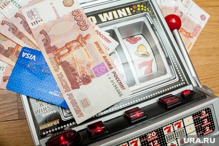 В августе 2023 года он в очередной раз получил от представителя букмекерской конторы 375 тысяч рублей. Фото: Денис Моргунов © URA.RU