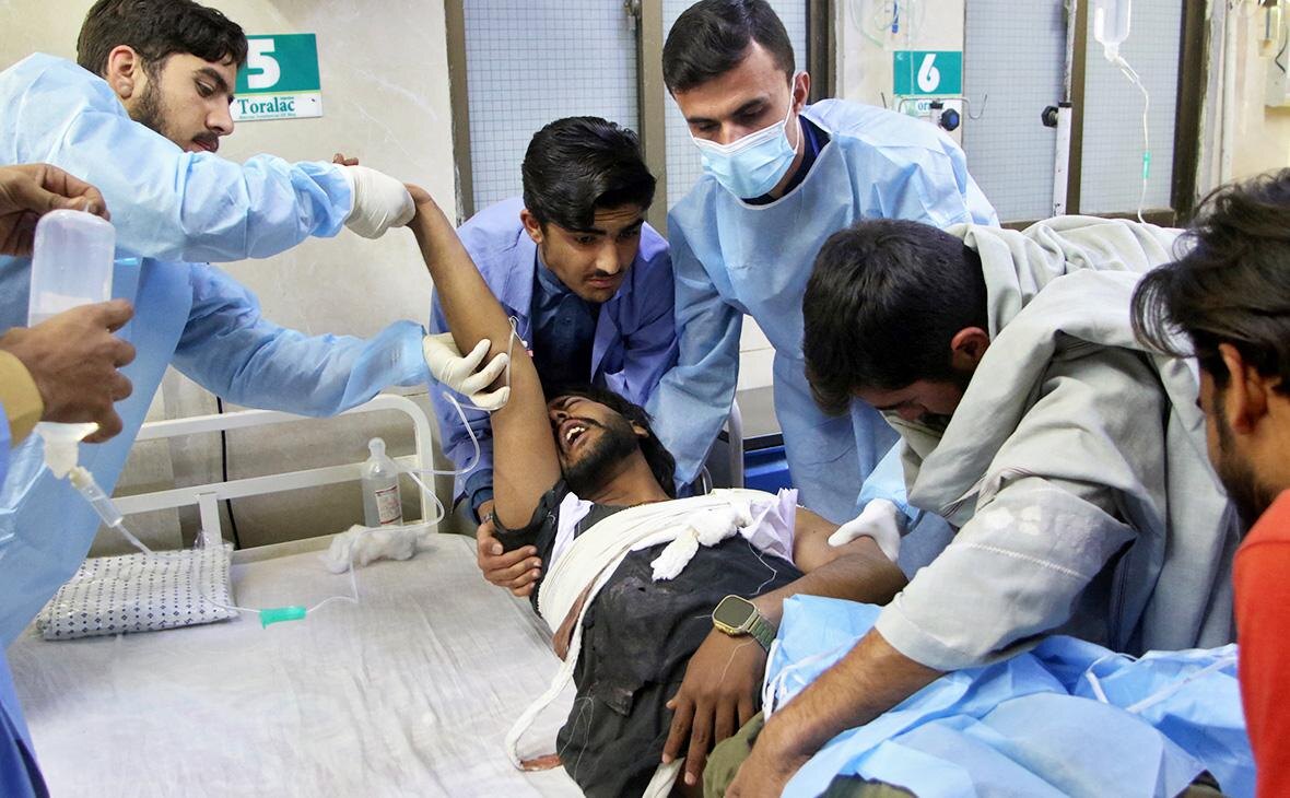    Медицинский персонал оказывает помощь мужчине, который был спасен из поезда, атакованного боевиками-сепаратистами, Кветта, Пакистан, 13 марта 2025 года Фото: Naseer Ahmed / Reuters Георгий