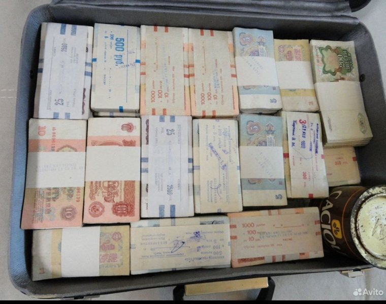 Пачки с банкнотами СССР от 1 до 200 рублей стоят 18 тысяч рублей. Фото: Авито