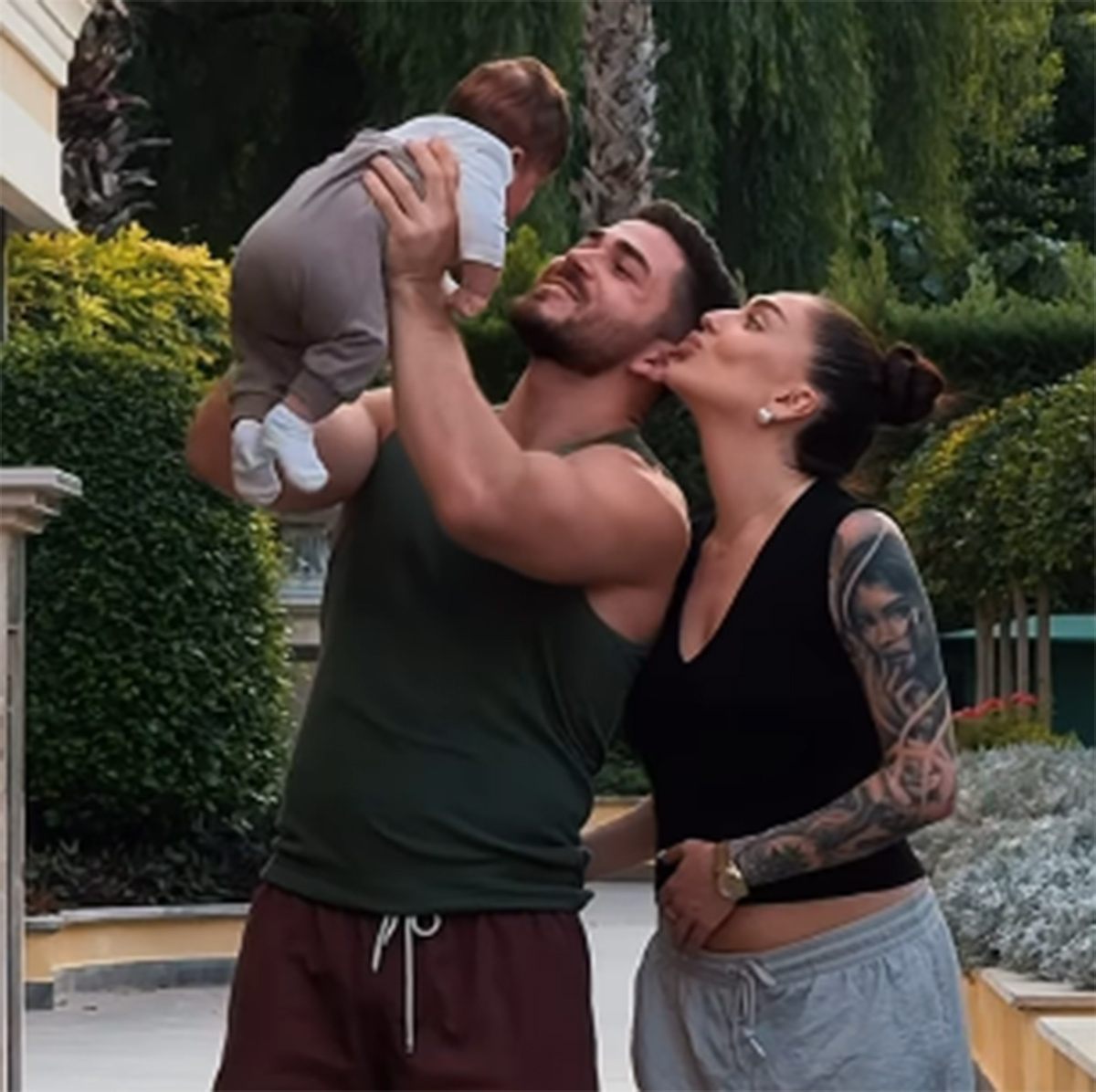 Рома Капаклы и Таня Мусульбес с дочкой Мией. Фото: соцсети Тани Мусульбес