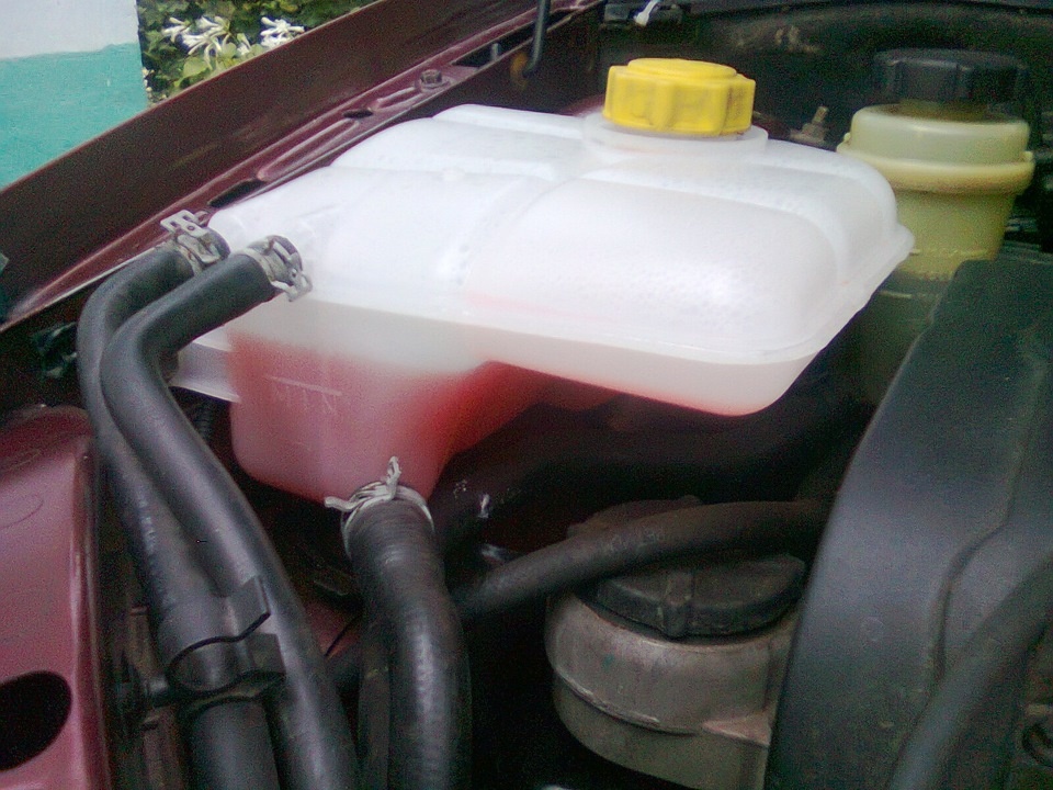 Расширительный бачок охлаждающей жидкости