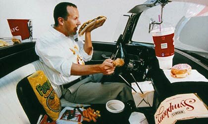 Вождение автомобиля требует концентрации внимания, но иногда голод даёт о себе знать, особенно в долгих поездках.                                                                                                                  Что же выбрать для перекуса за рулём, чтобы не отвлекаться от дороги и не превращать салон в мусорный бак?                                                                                                                                            В этой статье мы разберём, какие продукты удобно есть в машине, как организовать перекус и какие советы помогут сохранить чистоту и комфорт в  вашем авто.

