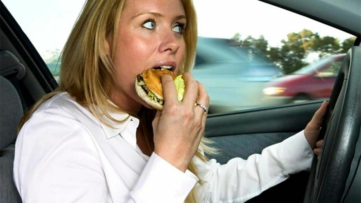  Топ-10 продуктов для перекуса за рулём
Вот список продуктов, которые идеально подходят для водителей для быстрого пополнения потраченой на вождение энергии;

1. Орехи и сухофрукты
Плюсы: богаты энергией, не пачкают руки, не крошатся.

Минусы: могут быть слишком калорийными, поэтому важно соблюдать меру.

Совет: выбирайте смеси без соли и сахара, чтобы избежать жажды.

2. Батончики-мюсли
Плюсы: компактные, питательные, не требуют упаковки.                                                          
 Минусы: некоторые батончики могут быть слишком сладкими или липкими.

Совет: ищите варианты с натуральными ингредиентами.

3. Фрукты (яблоки, бананы, груши)
Плюсы: полезно, освежает, не пачкает руки (если фрукт не слишком сочный).

Минусы: некоторые фрукты могут быть неудобны (например, апельсины, которые нужно чистить).

Совет: выбирайте фрукты, которые можно есть целиком или разрезать на дольки заранее.

4. Сэндвичи и бутерброды
Плюсы: сытно, можно приготовить заранее.

Минусы: могут крошиться или пачкать руки.

Совет: используйте плотный хлеб и начинку, которая не выпадает например, сыр, курица,                     5. Йогурты и творожки
Плюсы: полезно, утоляет голод.

Минусы: требуют ложки, могут пролиться.

Совет: выбирайте питьевые йогурты или творожки с плотной консистенцией.

6. Овощные палочки (морковь, огурцы, сельдерей)
Плюсы: низкокалорийно, полезно, не пачкает руки.

Минусы: требует подготовки.

Совет: заранее нарежьте овощи и упакуйте их в контейнер.


  