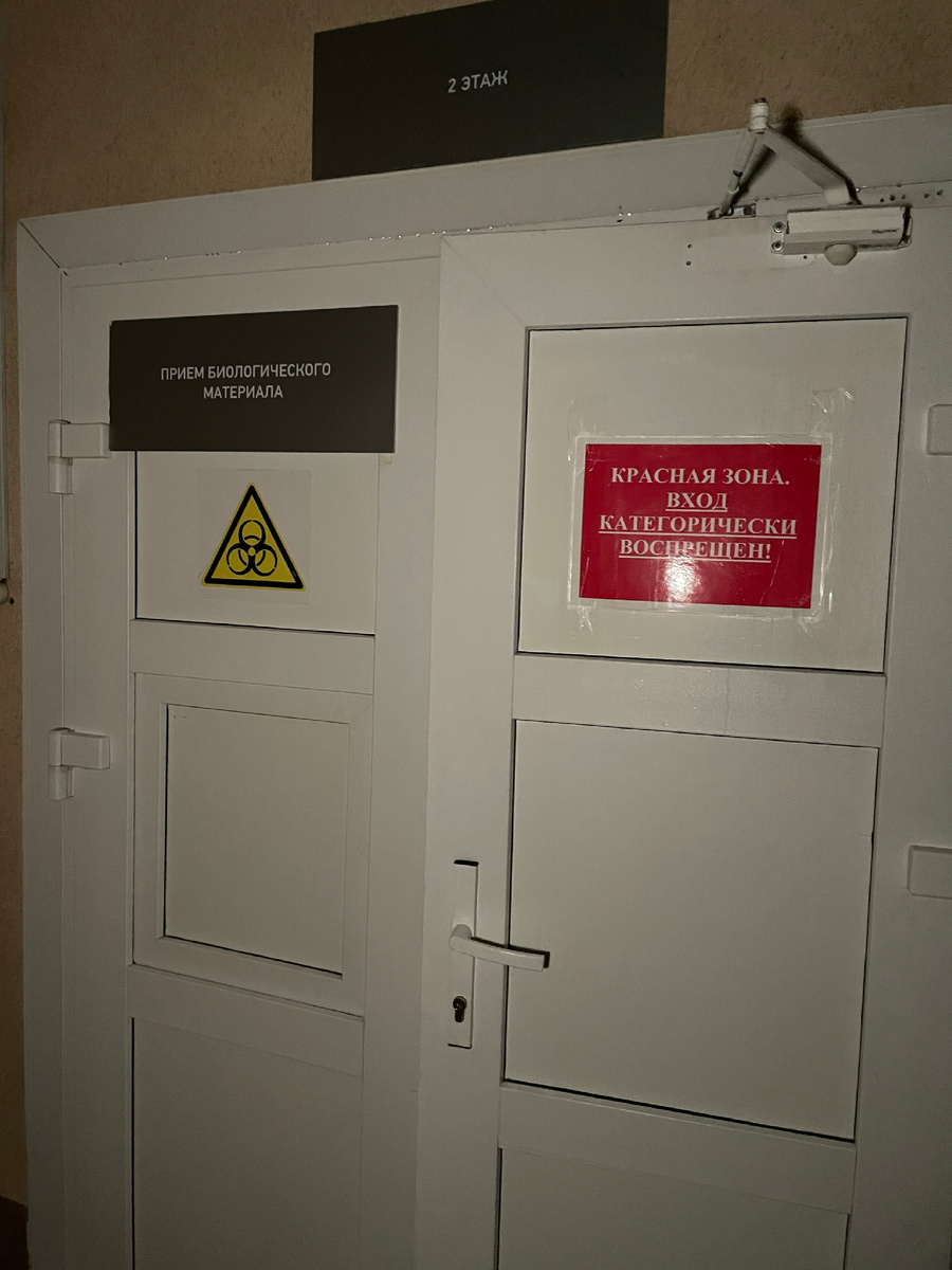 Вход в отделение заброшенной больнице в Москве  