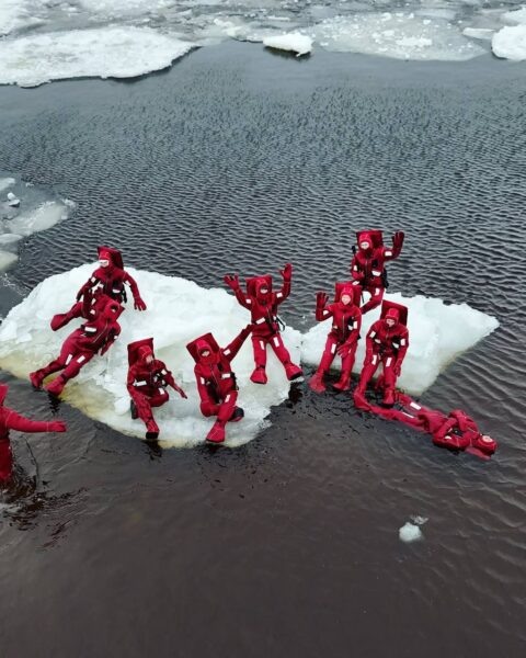 Купание на Финском заливе в зимне-весеннюю пору может понравиться туристам и жителям города. Фото: ВК