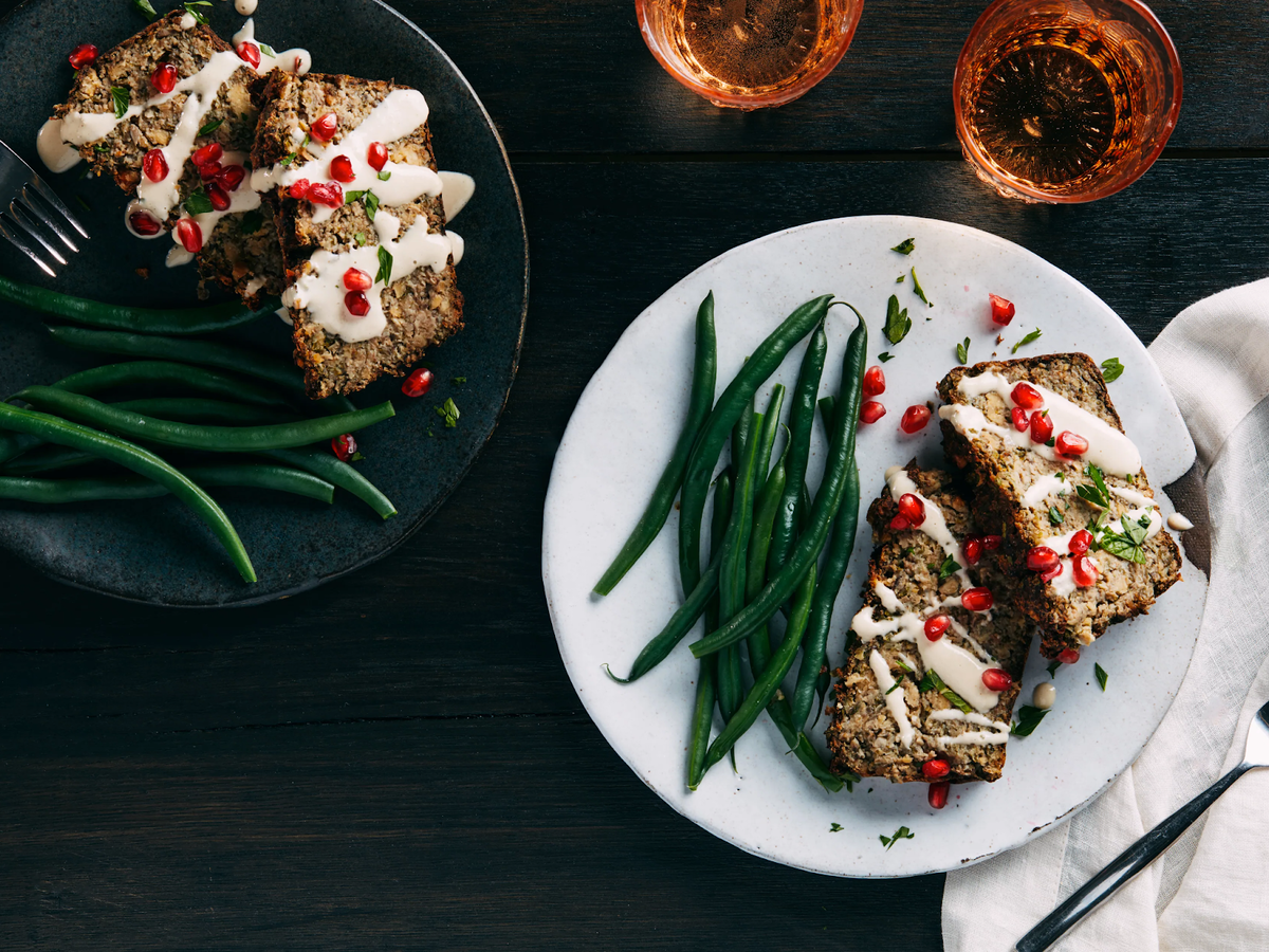 Грибной хлеб под соусом из тахини