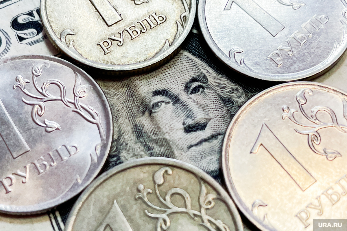 Один из факторов ускорения инфляции — рост курса доллара. Фото: Вадим Ахметов © URA.RU