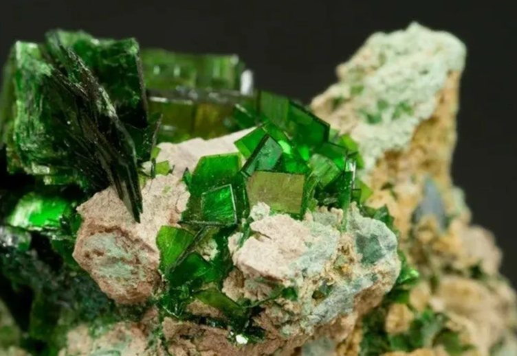 Урановая слюдка - минерал торбернит.