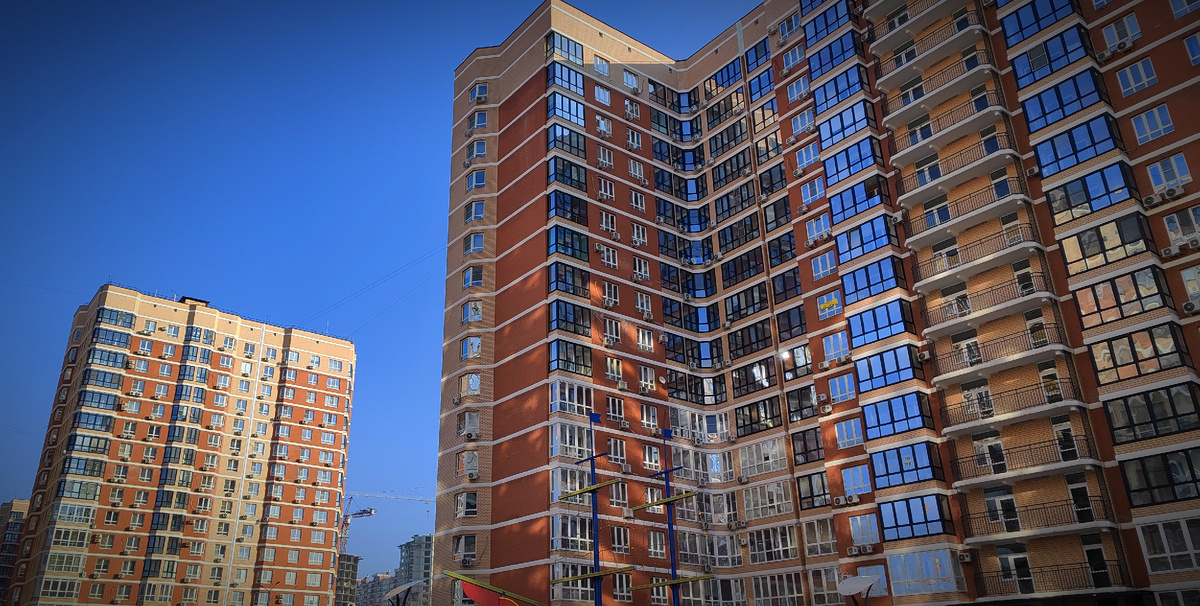 Во дворе дома, где остановились на выходные