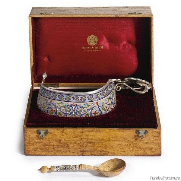 Серебряный позолоченный ковш с фигурной ручкой, украшенный перегородчатой эмалью, длина 26 см, фирма «Братья Грачевы», Санкт-Петербург, около 1890 г.
