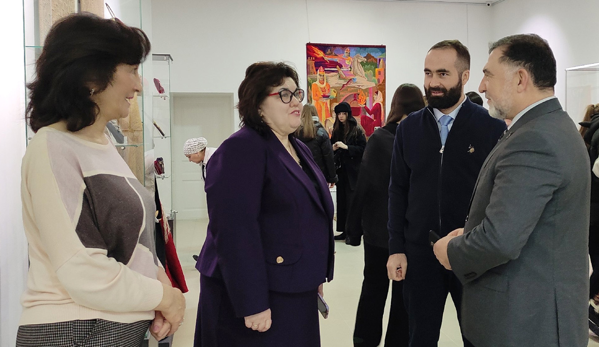 Представители Национального музея Республики Адыгея беседуют на открытии выставки с Али Аслановым и Ханафием Хасановым