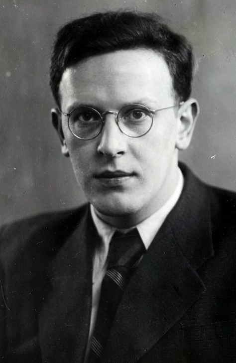 Никита Алексеевич Толстой (1917- 1994) -физик, сын Алексея Николаевича Толстого (1883 - 1945), именно ему посвящены повести "Детство Никиты"( 1922), и "Необыкновенные приключения Никиты Рощина" (1921).