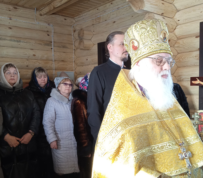 
Отец Олег и прихожане в новом храме святителя Николая во время первого праздничного молебна