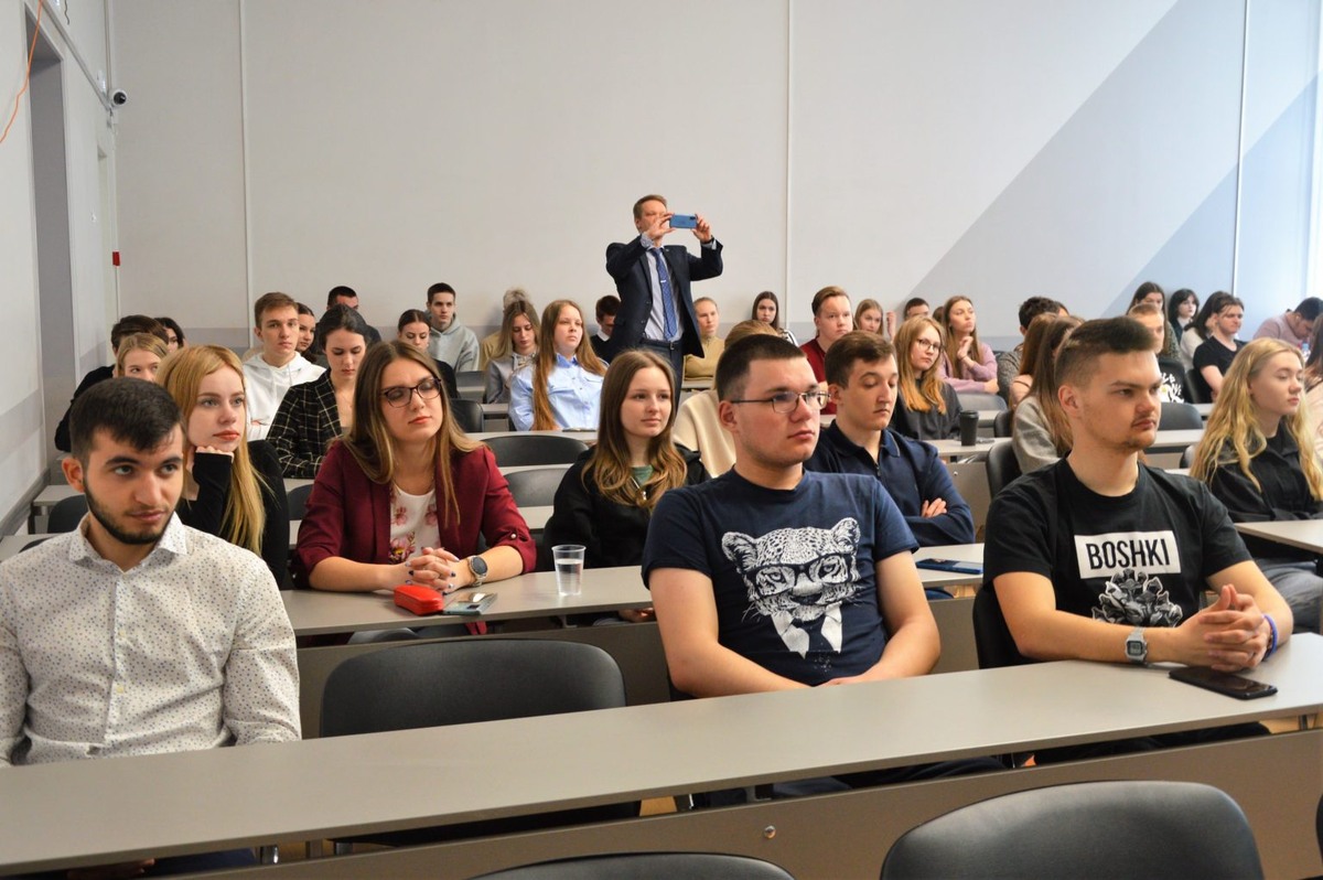    Я училась в РАНХиГС на политического журналиста и стала диджеем