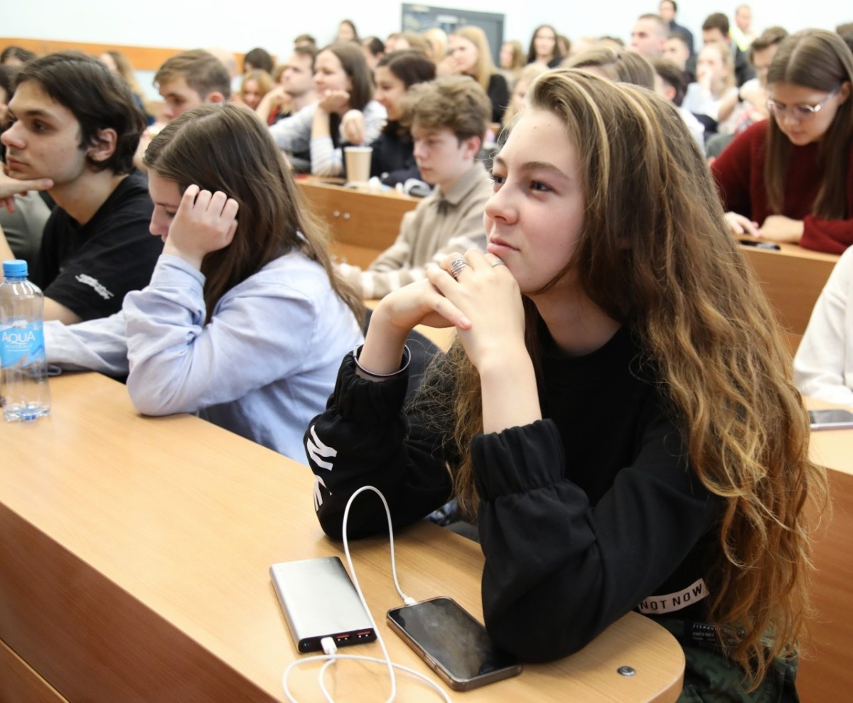    Я училась в РАНХиГС на политического журналиста и стала диджеем