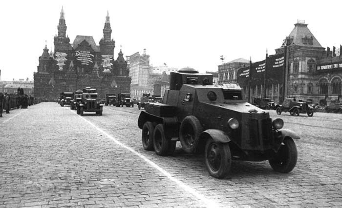 Бронеавтомобили БА-И на параде в Москве. Фотография в свободном доступе.