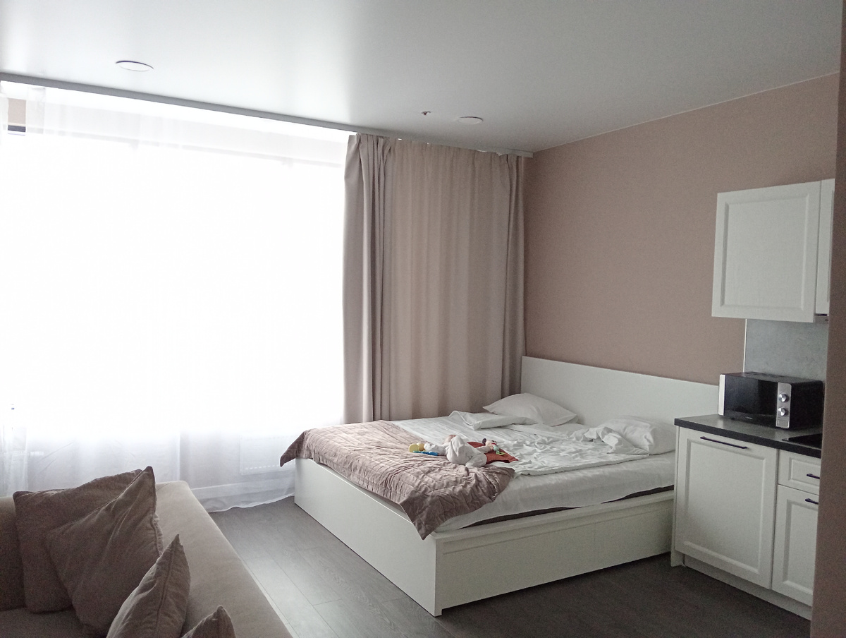 ребенок блаженно отдыхает после такси и странного заселения