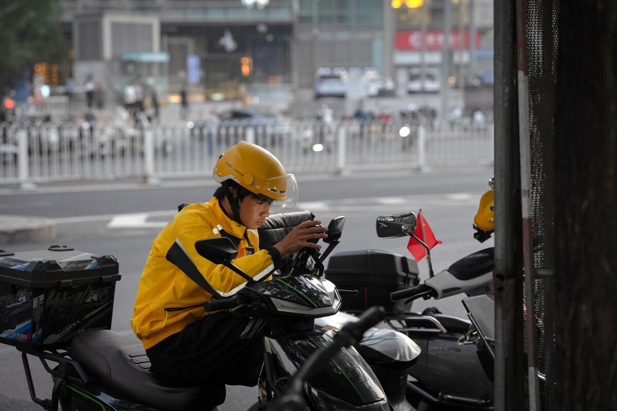 Курьер по доаставке еды Meituan. Photographer: Na Bian/Bloomberg