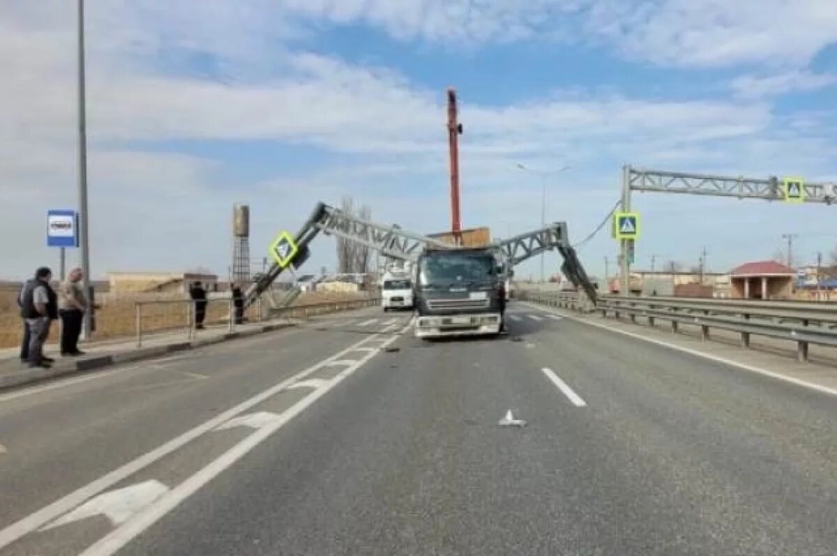    В Адыгее грузовик повредил дорожную опору в Тахтамукайском районе