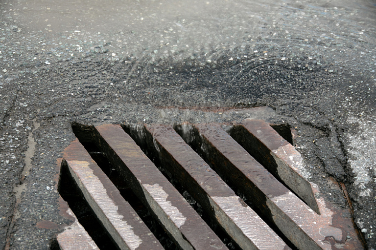    Житель Сургута отсудил у ГТС деньги за порчу машины о незапертый люк канализации