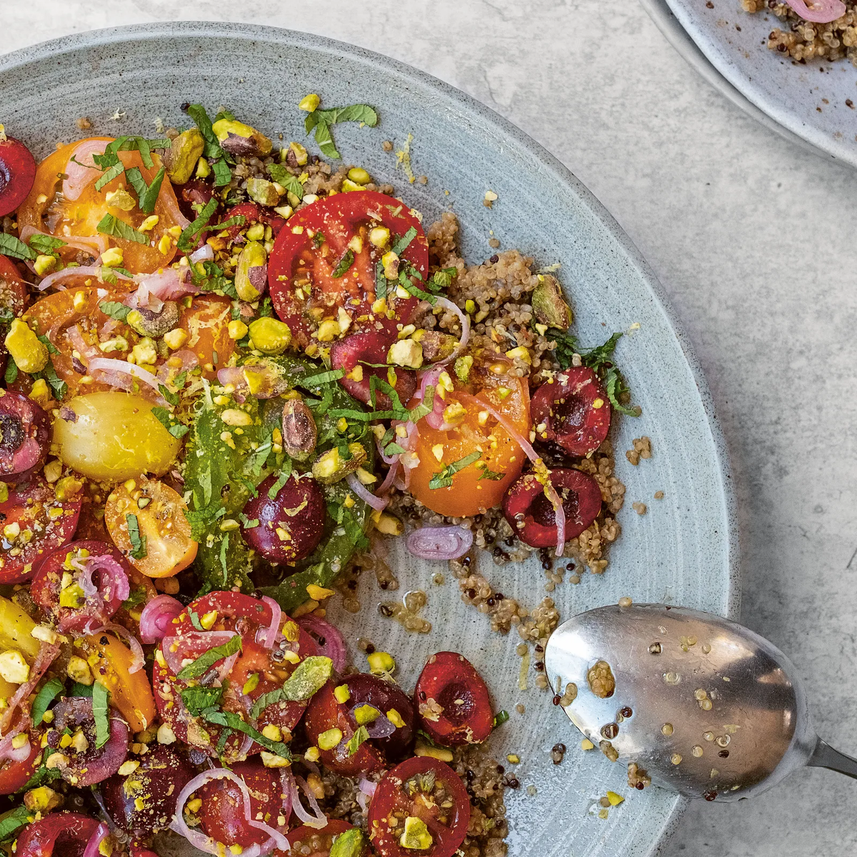 Киноа с сочными помидорами, ароматной вишней и фисташками