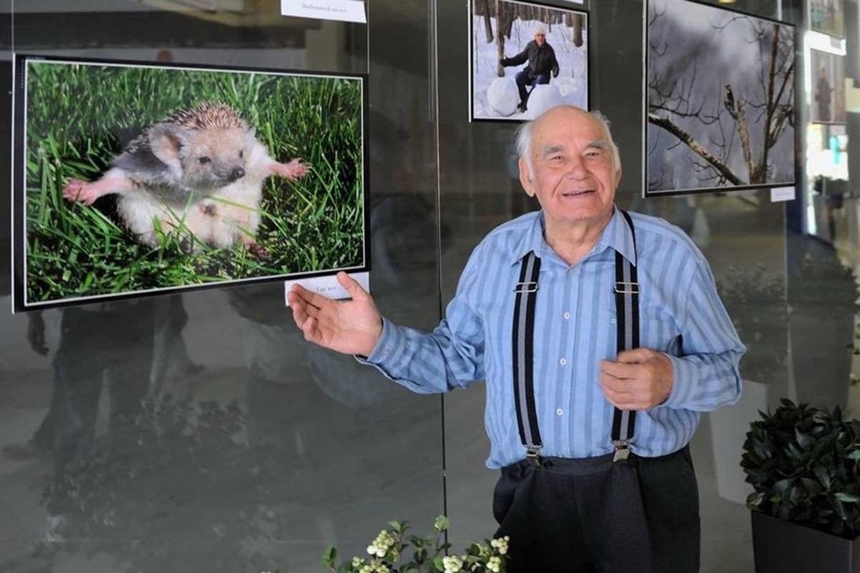    Василий Михайлович Песков стоял у истоков всероссийского фотоконкурса «Золотая черепаха», ежегодно проходящего в Москве. Работа оренбургского фотохудожника Сергея Жданова «Ежик» так искренне восхитила его. Он сам был классиком анималистического фотоискусства и всегда поддерживал последователей этого жанра. Фото: Сергей Жданов
